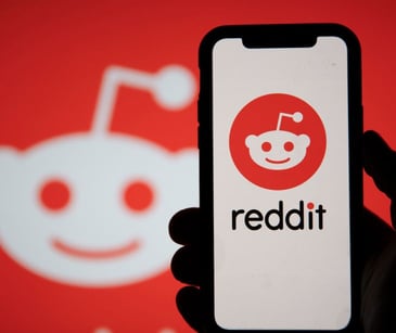 Can healthcare providers give medical advice on Reddit?
