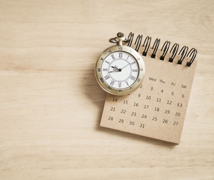 Image of a calendar and a clock. 