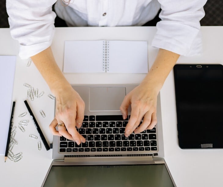 hands on laptop