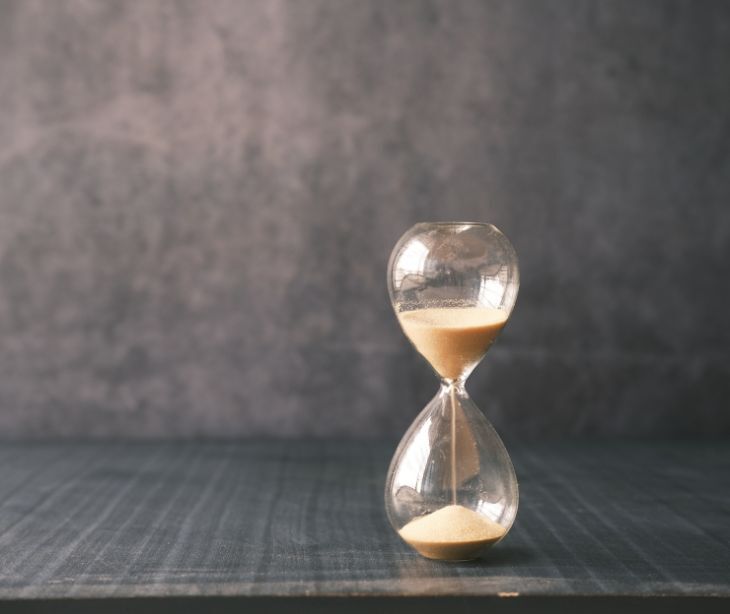Image of an hour glass. 
