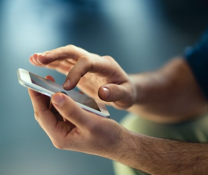 hand on iphone